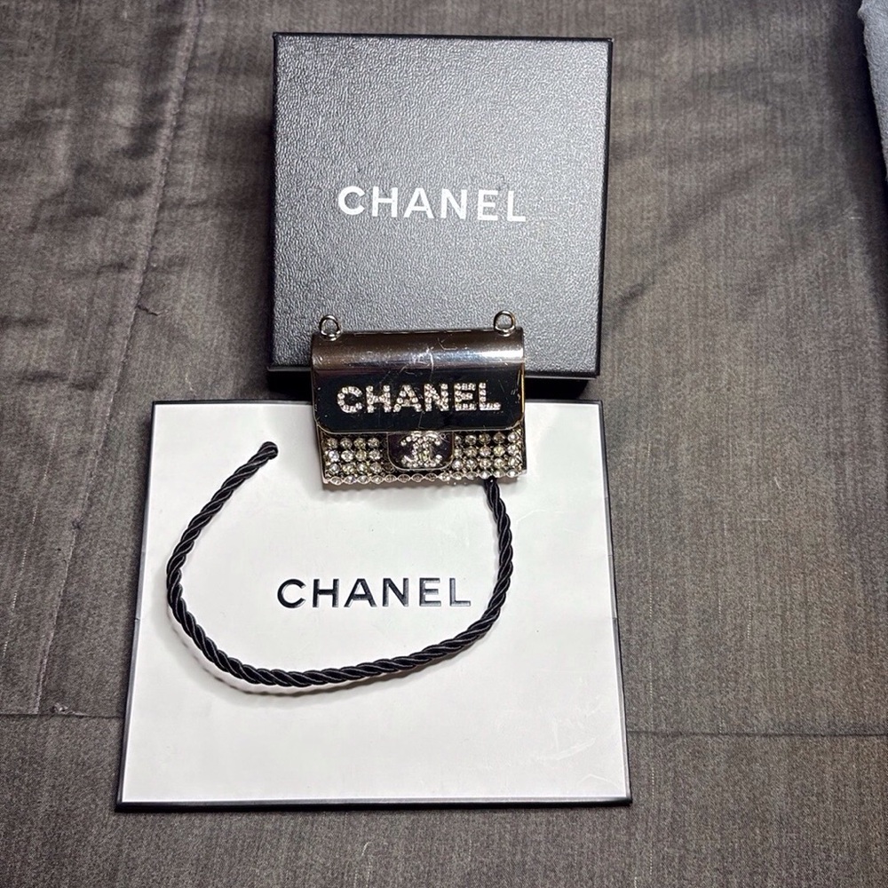 FASHION IPOD CROSSBODY WITH A SILVER ON SILVER CHAIN ,BRAND NEW